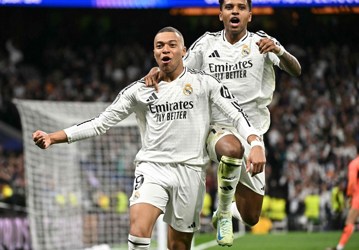 Kylian Mbappé celebra junto a Rodrygo el segundo de sus tres goles al Manchester City.