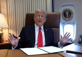 El presidente de EE UU, Donald Trump, firma decretos hasta en el Air Force One /