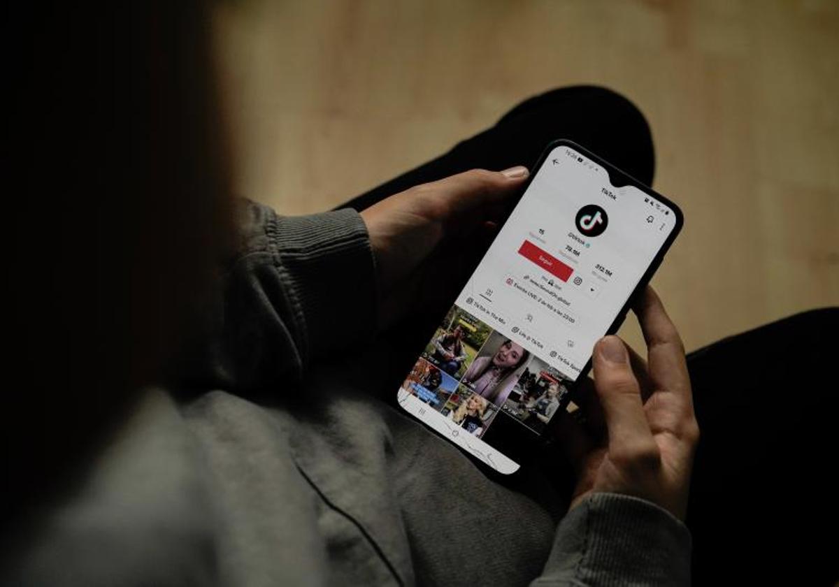 Joven mira Tiktok.