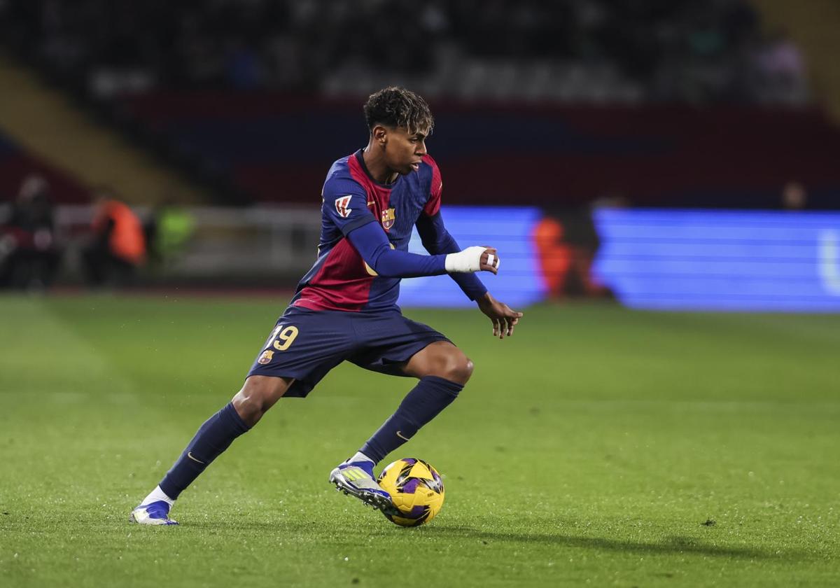 Lamine Yamal conduce el balón durante un partido de Liga.