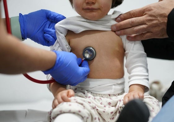 Una niña es atendida en una consulta de pediatría.