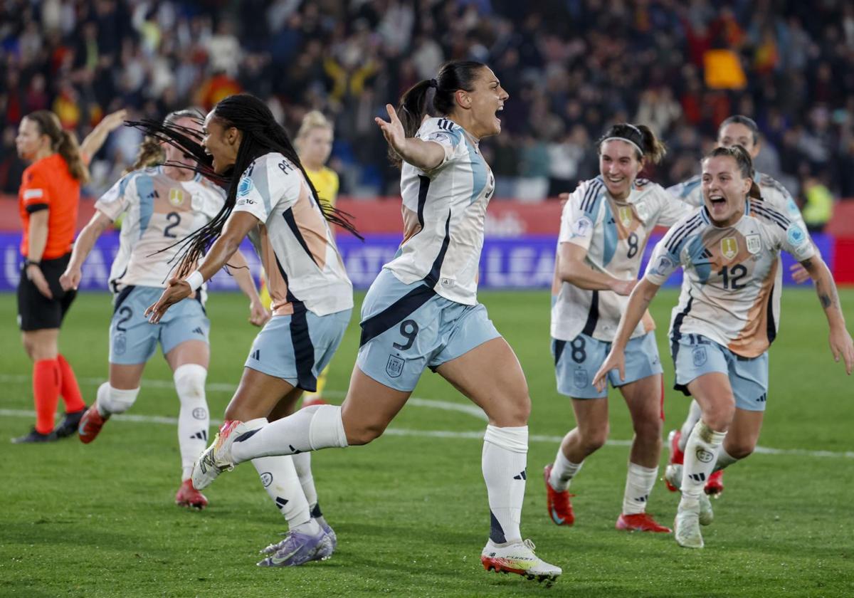 Cristina Martín-Prieto, scorer of Spain's winning goal, with Salma Paralluelo on her left.