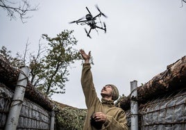 Un soldado ucraniano hace despegar un dron cerca del frente de Pokrovsk.