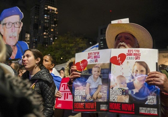 Cientos de personas se concentran en la plaza de los rehenes de Tel Aviv.