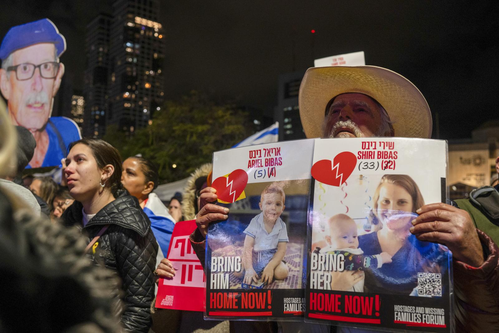 Cientos de personas se concentran en la plaza de los rehenes de Tel Aviv.