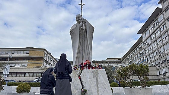 El Papa experimenta «una leve mejoría» sin fiebre y parámetros estables