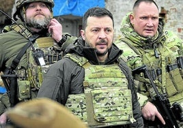 El presidente ucraniano, Volodímir Zelenski, visita a las tropas en la aldea de Robótine.