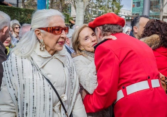 A la izquierda, Begoña Elorza, madre del escolta, y junto a ella, Natividad Rodríguez, viuda de Buesa.