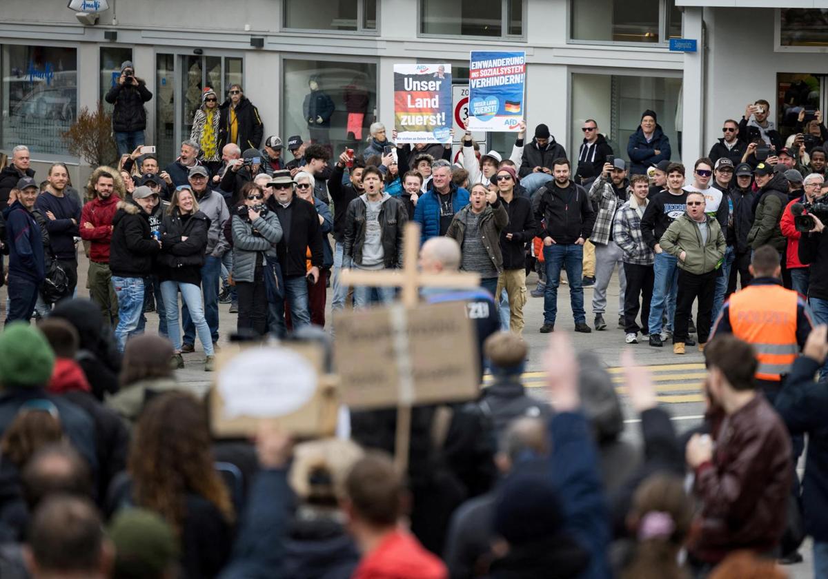 Un grupo de manifestantes protesta con el avance de la ultraderecha en Alemania.