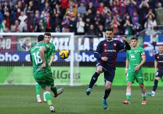 San José consigue un empate en su debut con el Eibar ante el Racing