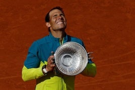 Rafa Nadal con la Copa de los Mosqueteros de Roland Garros.