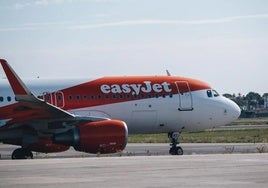 Un avión de EasyJet en el aeropuerto de Alicante-Elche Miguel Hernández.