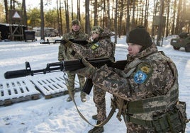 Valkiria entrena con su fusil en un bosque de los alrededores de Kiev.