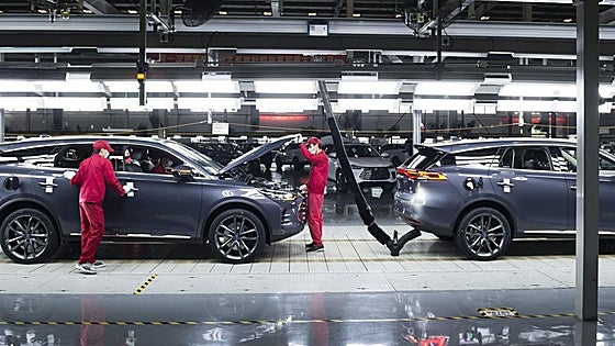 Los aranceles y la feroz competencia de China frenan el difícil despegue del coche eléctrico