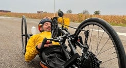 El 'Cid' que asombra al mundo rural con su bici adaptada: “Pero chaval, ¿adónde vas?”