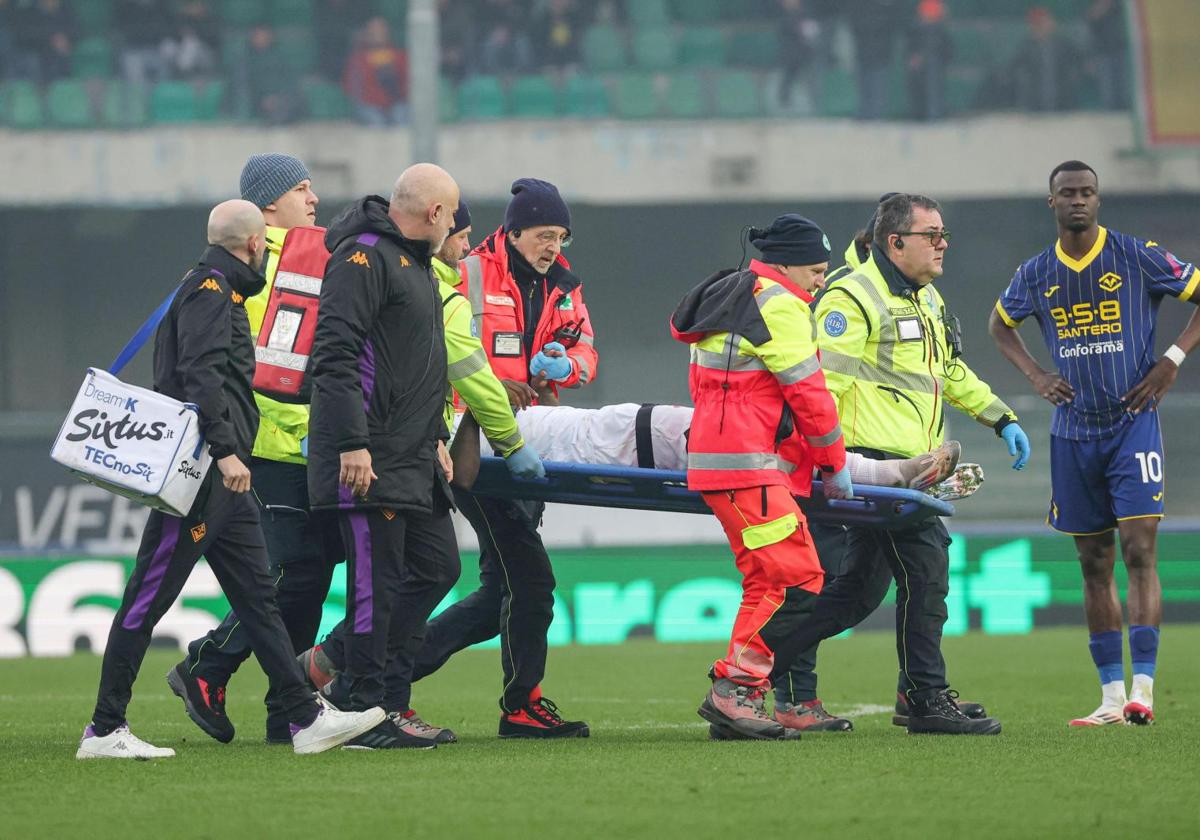 Moise Kean siendo trasladado al hospital tras desplomarse