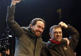 Pablo Iglesias (izquierda) y Juan Carlos Monedero, eufóricos en la época de éxito político de Podemos.