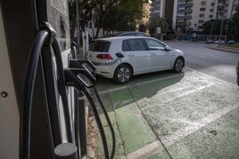 Coche eléctrico en una estación de recarga.