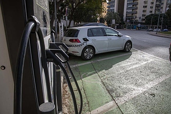 Cada mes sin ayudas al coche eléctrico se pierden 500 millones de euros y 260 empleos