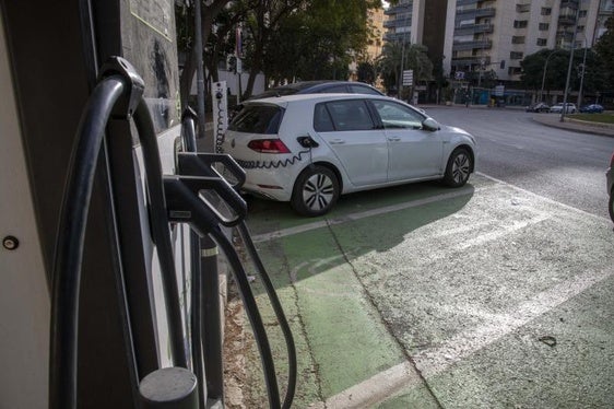 Coche eléctrico en una estación de recarga.