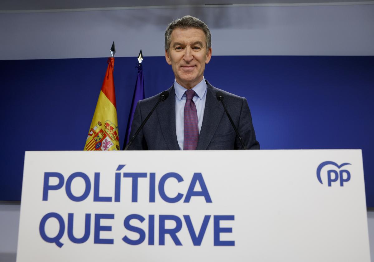 Alberto Núñez Feijóo en rueda de prensa ofrecida tras la reunión mantenida con exministros y expertos para analizar la evolución del conflicto en Ucrania, en Madrid.