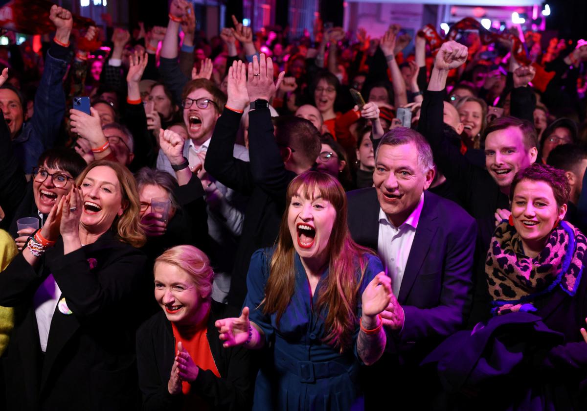 Líderes de el partido de La Izquierda celebran con sus seguidores los resultados electorales.