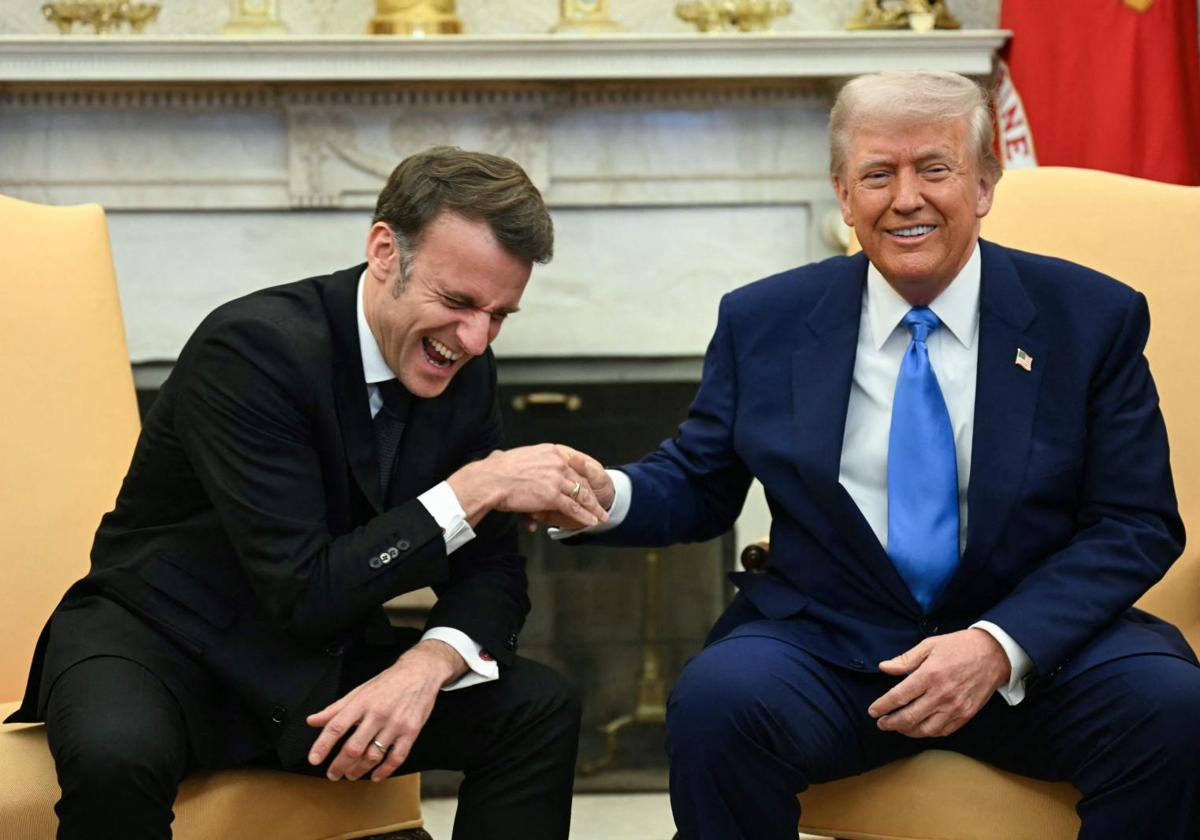 Emmanuel Macron ríe mientras estrecha la mano a Donald Trump en la Casa Blanca.