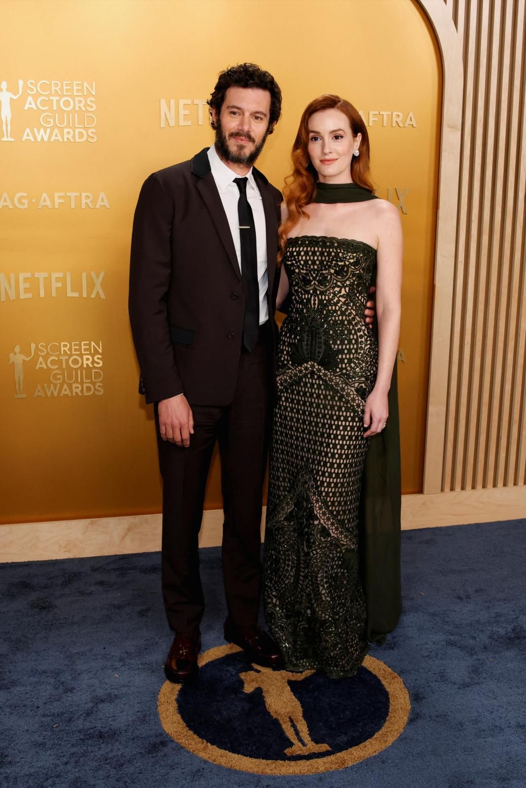 Adam Brody y Leighton Meester,
vestida por Elie Saab. 