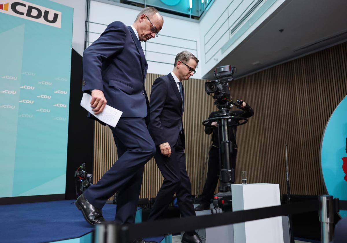 El nuevo canciller alemán, el conservador Friedrich Merz, y el secretario general de la CDU, Carsten Linneman, al término de una rueda de prensa este lunes en Berlín.