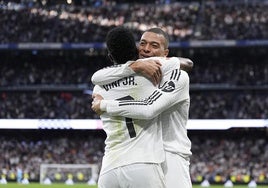 Vinicius y Mbappé se abrazan tras el gol que marcó el brasileño a pase del francés contra el Girona.