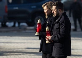 Volodímir Zelenski y su mujer, Olena, rinden homenaje a los ucranianos caídos en combate.