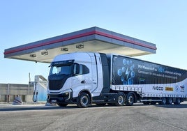 IVECO entrega a BMW dos camiones S-eWay de pila de combustible