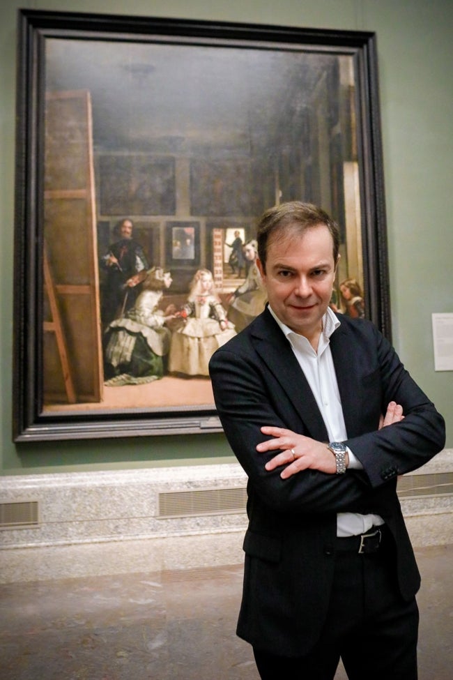 Javier Sierra ante 'Las meninas' en el Museo del Prado.