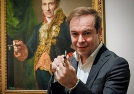 Javier Sierra en el Prado ante el retrato Luis Veldrof, aposentador del Palacio Real, pintado por Vicente López.