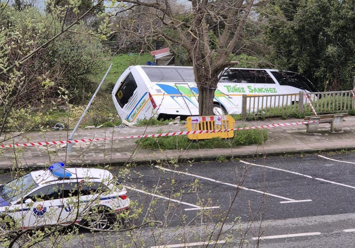 El autobús ha caído por un terraplén de la Bi-2235, entre Bermeo y Mundaka.