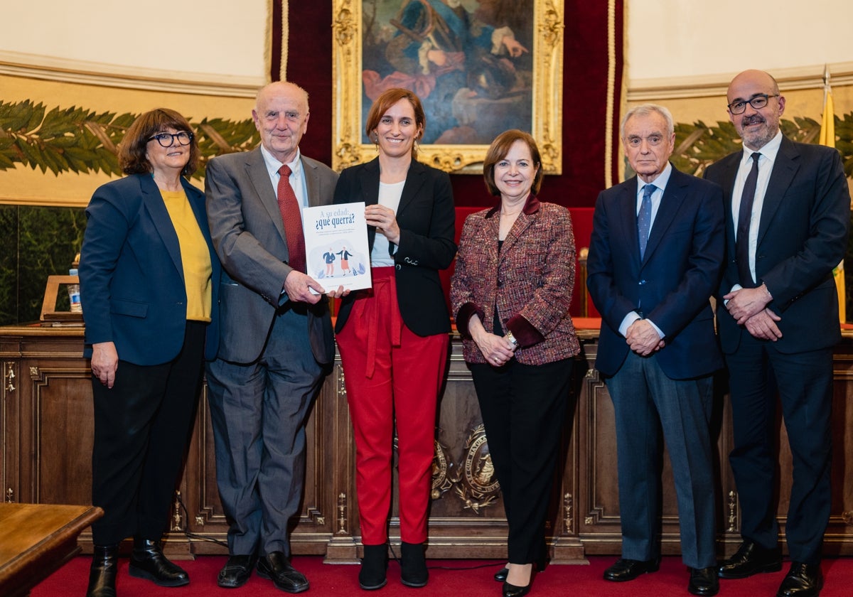 El profesor José Manuel Ribera junto a la ministra Mónica García y otros responsables de la Real Academia de Medicina y del ámbito de la sanidad pública, en la presentación del libro.