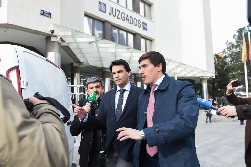 Alberto González Amador (centro), junto a su abogado, a la salida de los juzgados en Madrid.