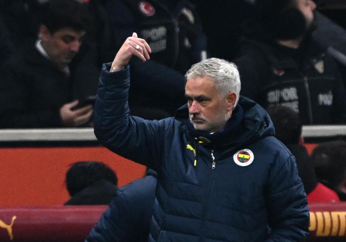 José Mourinho gives instructions during the Galatasaray-Fenerbahçe match.