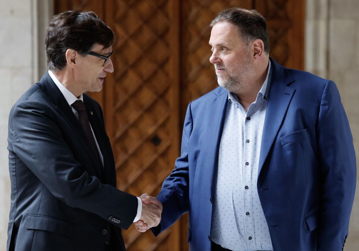 El presidente de la Generalitat, Salvador Illa (i), y el líder de ERC, Oriol Junqueras.