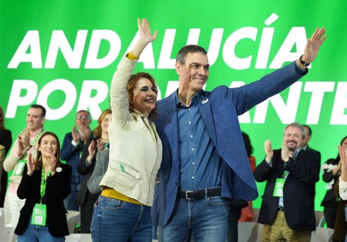 El líder del PSOE, Pedro Sánchez, junto a María Jesús Montero, secretaria general del PSOE andaluz.