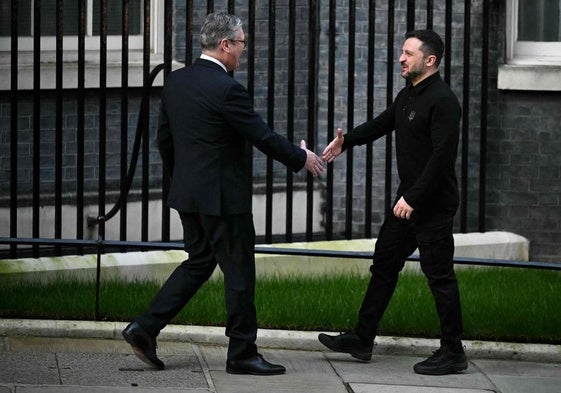 Starmer y Zelenski se saludan delante del 10 de Downing Street.