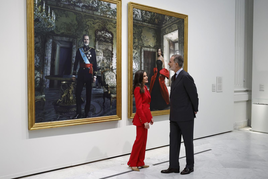 Los reyes Felipe y Letizia, delante de los retratos que les hizo la fotógrafa estadounidense Annie Leibovitz