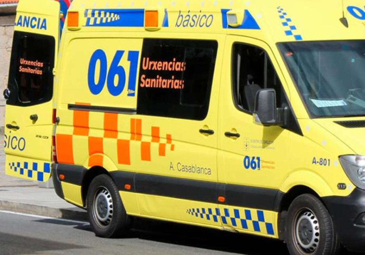 Imagen de archivo de una ambulancia del 061 en Galicia