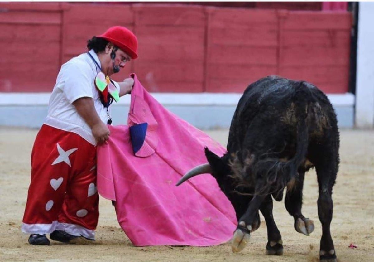 «Con toro o sin toro yo hago comedia y la gente se ríe de mis parodias»