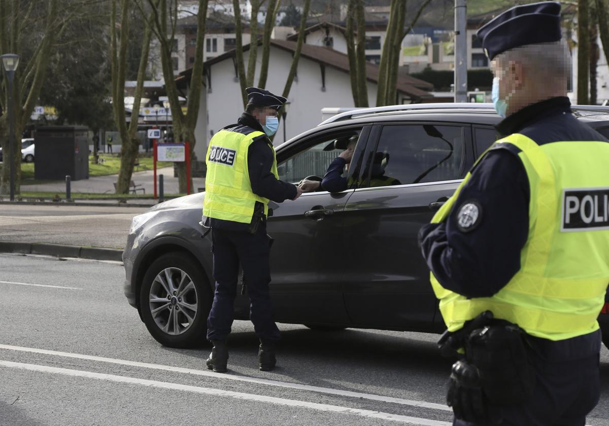 Controles de gendarmes en la frontera con España.