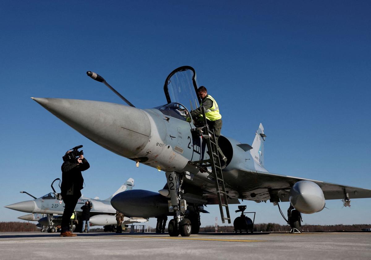 Revisión de un caza Mirage 2000 5-F de la fuerza aérea francesa que participa en las operaciones de vigilancia de la OTAN en el mar Báltico.