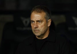 Hansi Flick, entrenador del Barça, durante el duelo de Copa ante el Atlético en Montjuic.