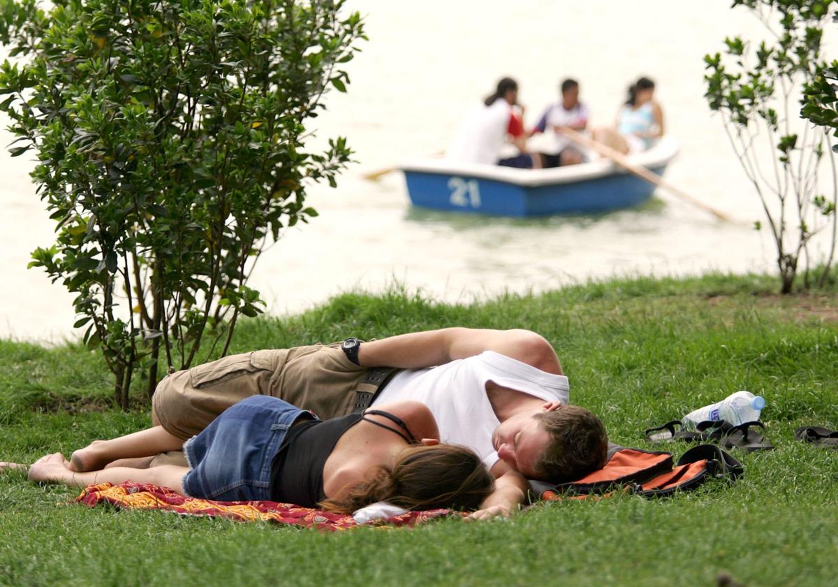 Una pareja, en el parque del Retiro de Madrid.