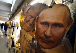 Máscaras con la imagen del presidente ruso, Vladímir Putin, y del estadounidense, Donald J. Trump, en un comercio de San Petersburgo.