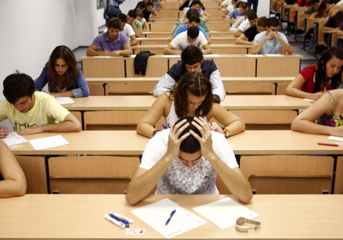 Alumnos de Bachillerato sevillanos realizan un examen de selectividad.